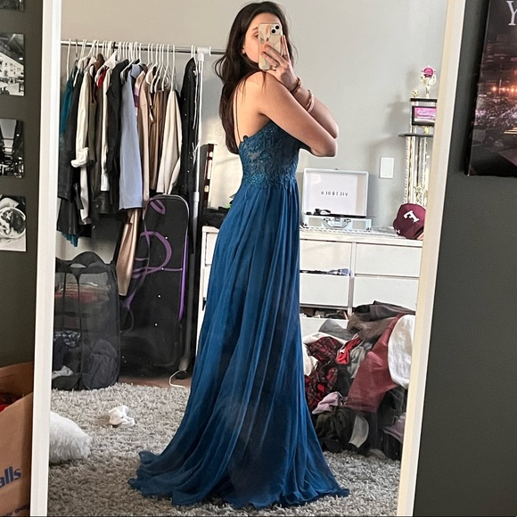 PROM DRESS 👗 - Picture 2 of 4